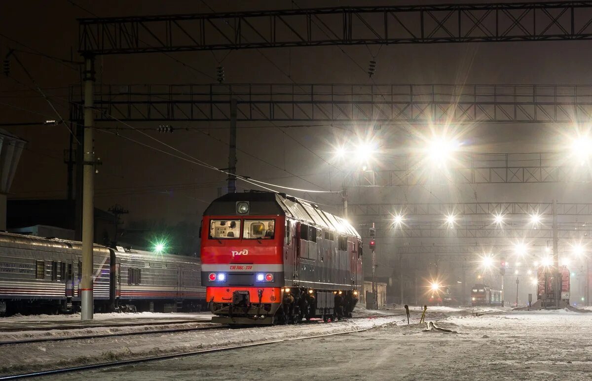 Станция Ижевск. Тэп70бс ночью. Ижевск вокзал ночью. ЖД вокзал Ижевск поезда. Тэп зимой