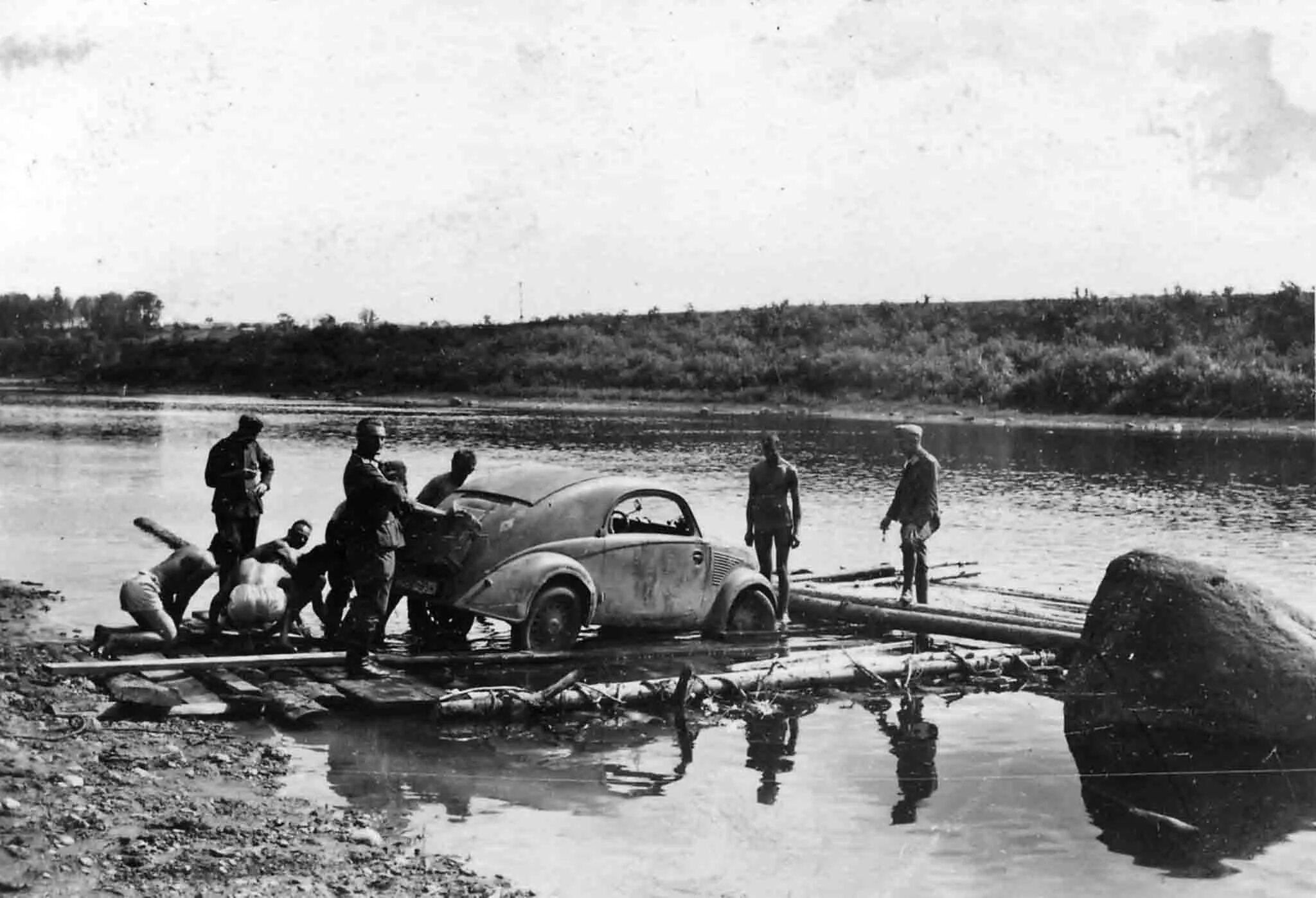 Переправа днепр. Переправа через реку Днестр 1944 год. Переправа через Свирь 1944. Форсирование реки Днестр 1944. Форсирование реки Великая Отечественная.