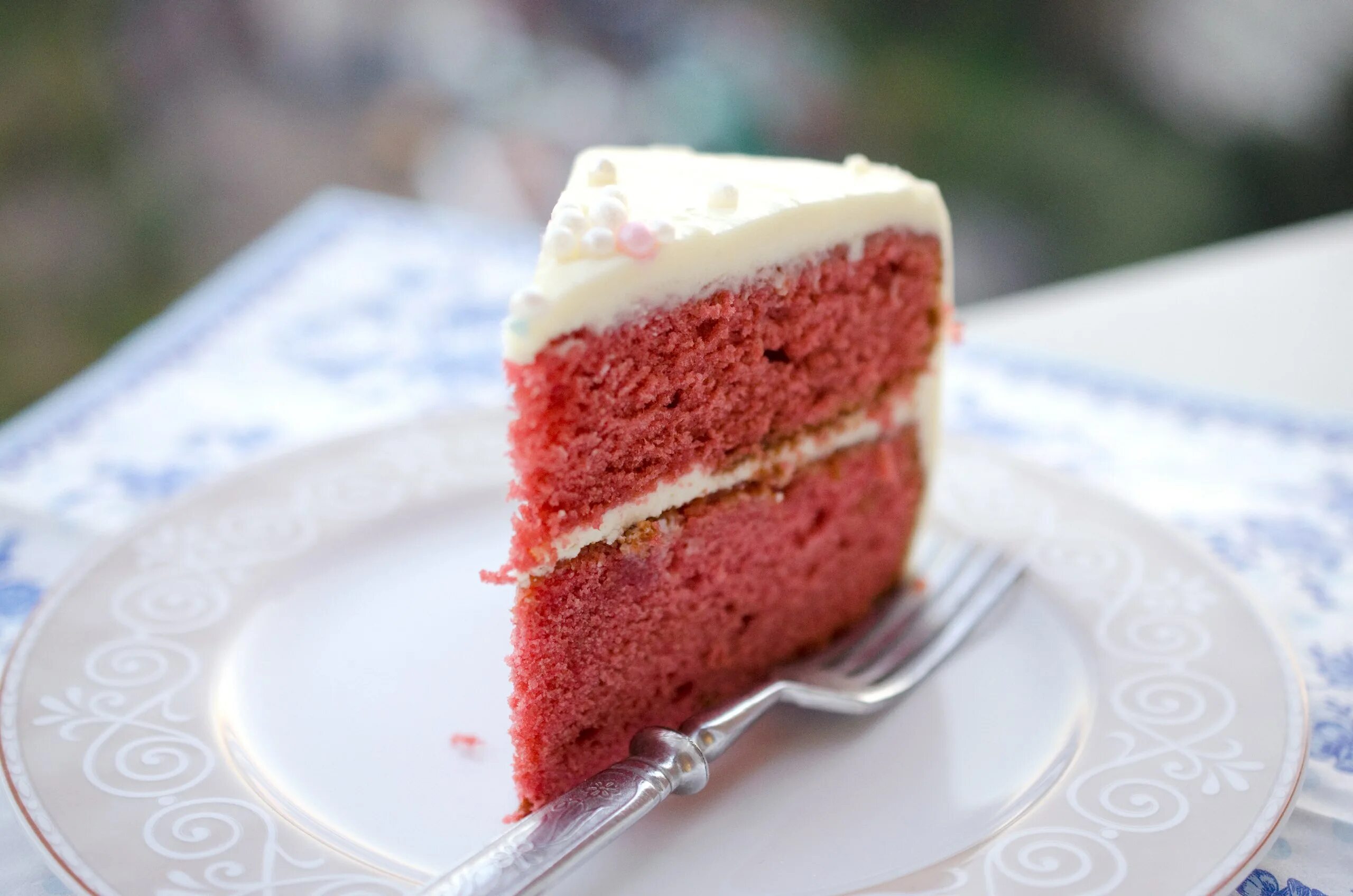 Свекольный торт рецепт. Брауни красный бархат. Торт розовый бархат. Торт чизкейк красный бархат. Свекольный бисквит.
