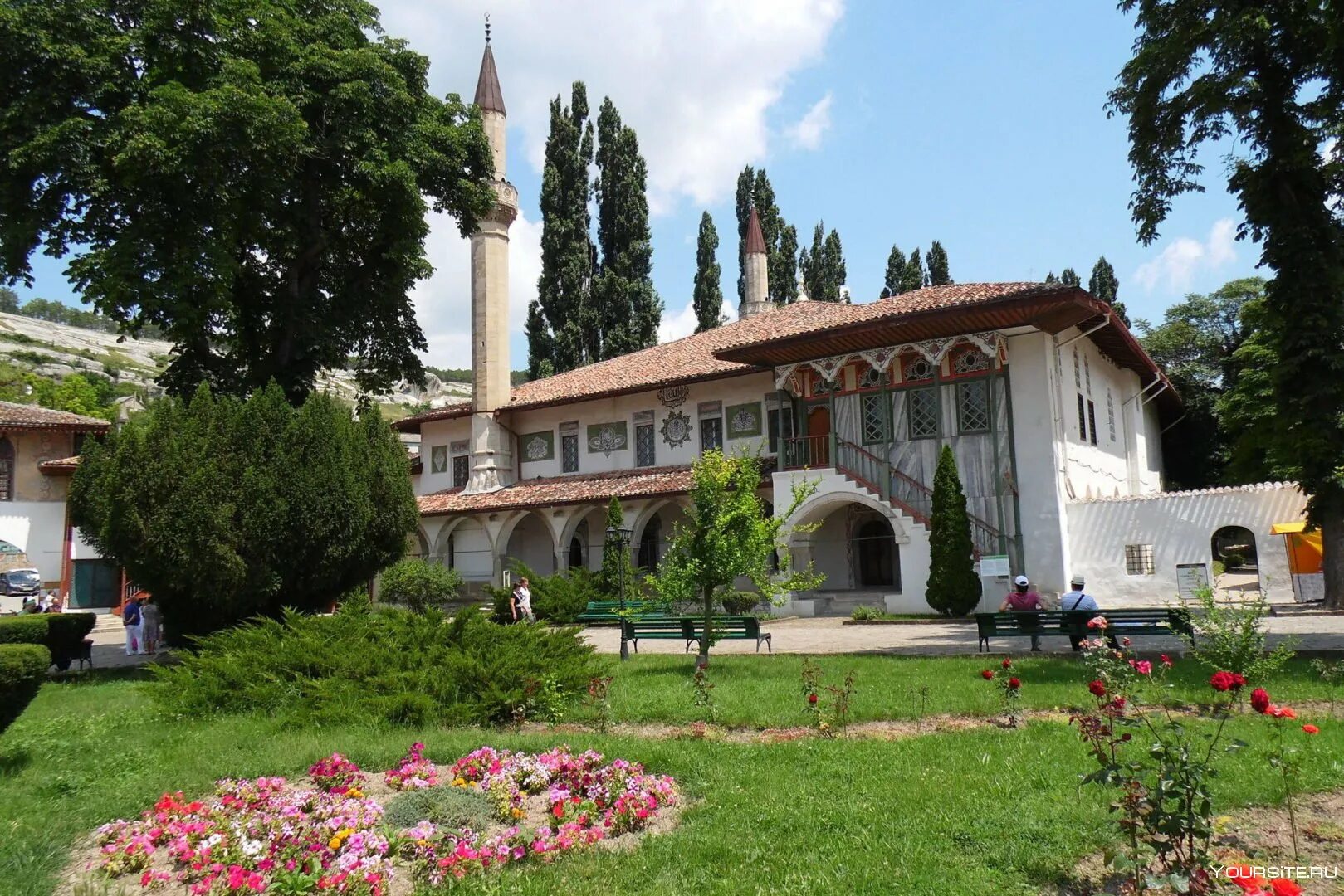 Бахчисарайский город. Ханский дворец в Крыму. Бахчисарайский дворец в Крыму. Бахчисарай Крым достопримечательности. Достопримечательности Крыма Ханский дворец в Бахчисарае.