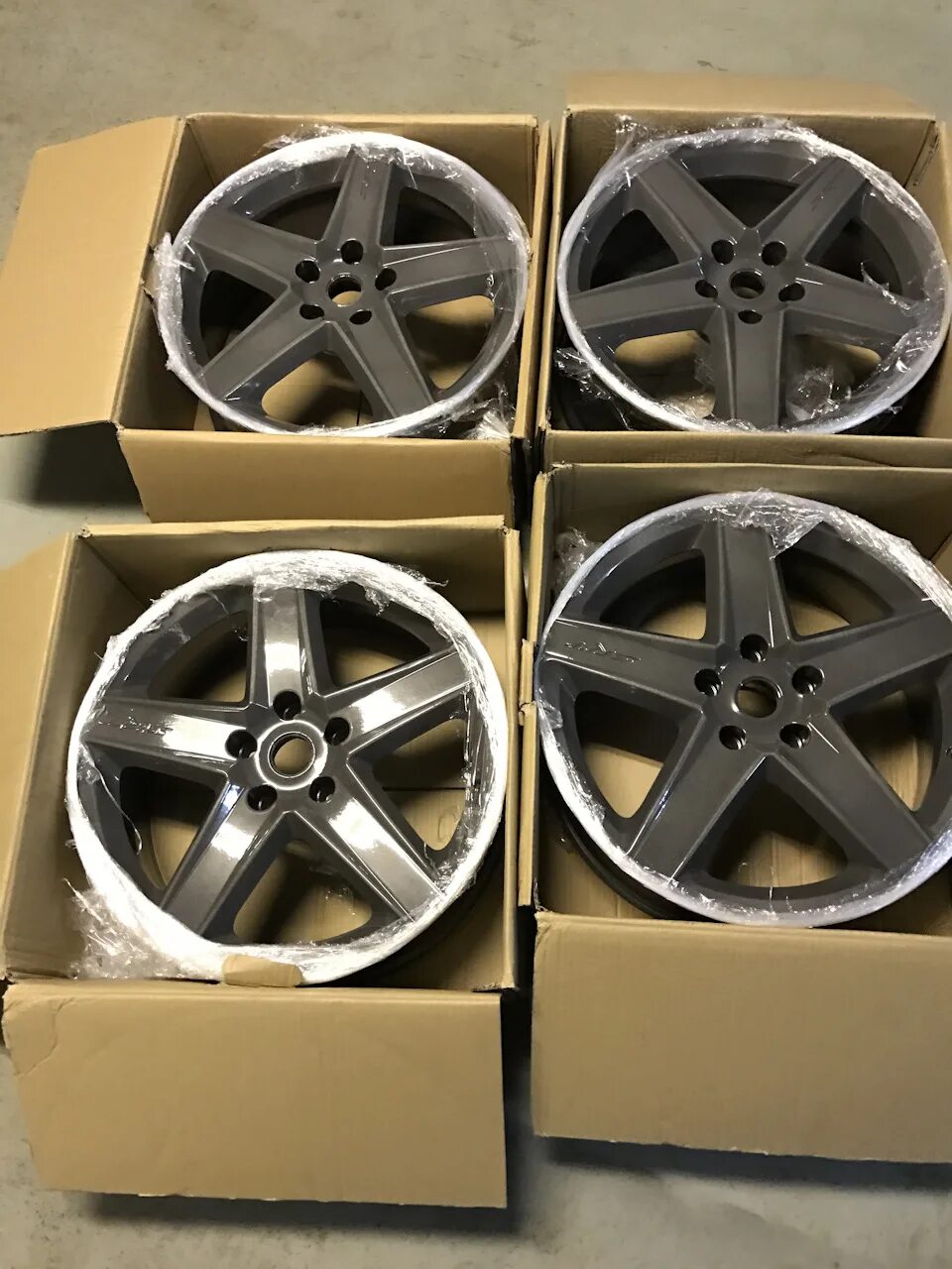 Диски grand. Диски jeep grand cherokee wk1. оригинальные диски r18 jeep grand cherokee wk1. диски srt реплика r20. диски джип гранд чероки 18.