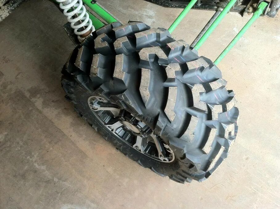 Грязевая резина на 14. Maxxis VIPR 26x11-12. Maxxis 26 грязевая. Грязевая резина на квадроцикл r11. Грязевая резина Максис.