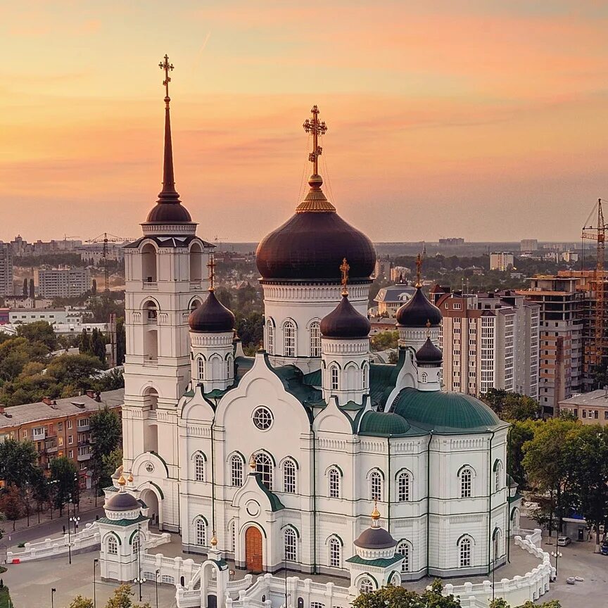 Стоит рядом с храмом