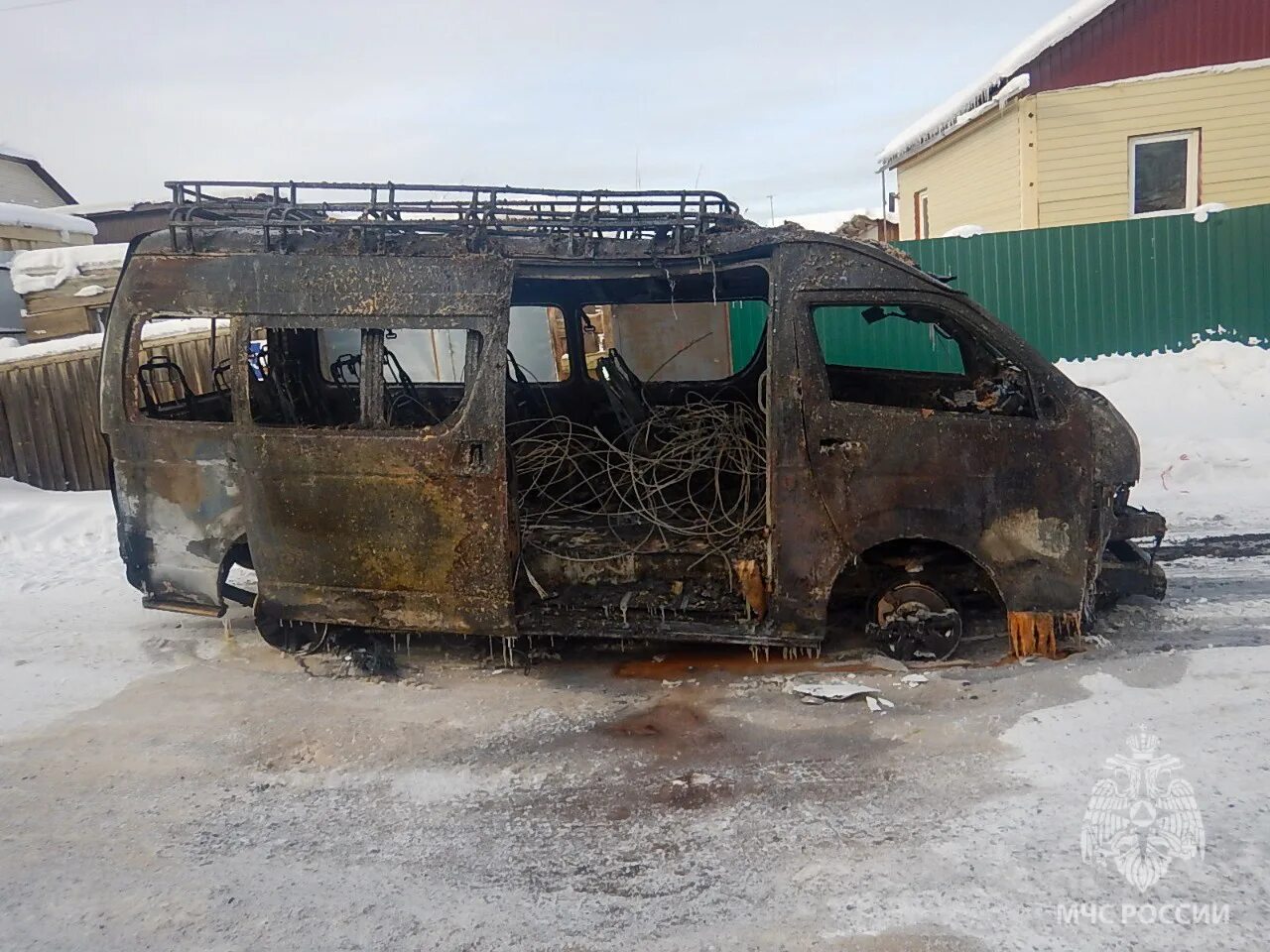 Поступи якутск. Возгорание автомобиля. Пожары в Якутии 2022. Сгоревший автомобиль 412.