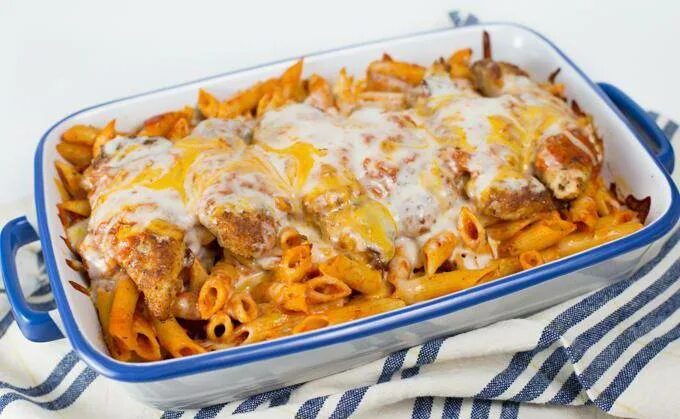 Макароны в духовке с курицей и сыром. Запеканка из макарон с курицей и помидорами. Запеканка с макаронами и курицей в духовке. Запеканка из макарон с грибами и сыром в духовке. Макароны с отбивной.