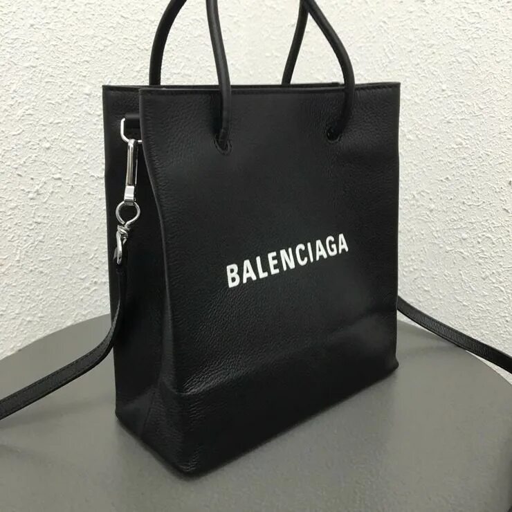 Сумка оригинал россия. Сумка мешок Баленсиага. Баленсиага сумка оригинал черная. Сумка Баленсиага пакет черный. Сумка Баленсиага Золотая.