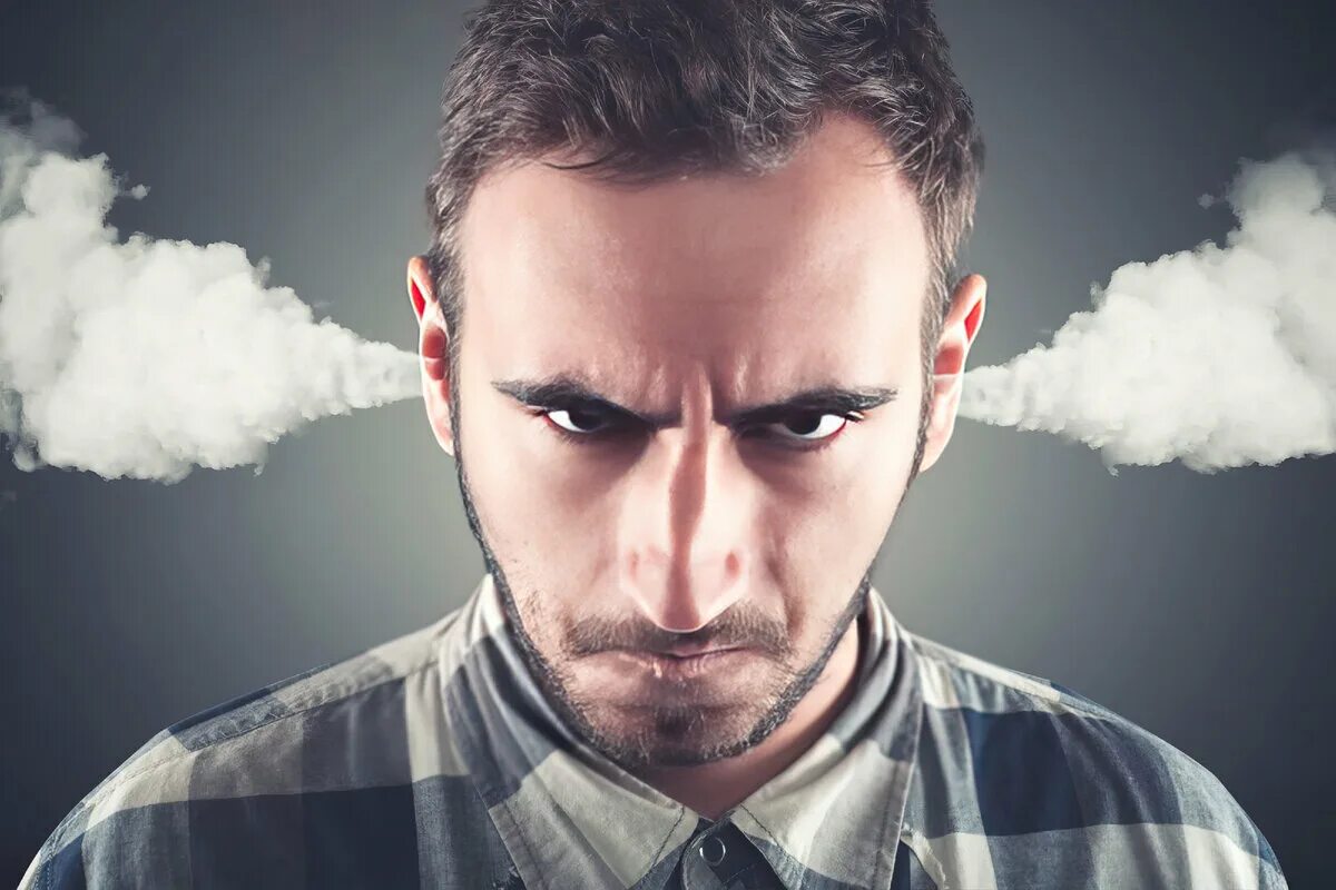 Тень девушки на стене. Отпустить птицу. Девушка отпускает птицу. Голубь на ладони. Парень курит.