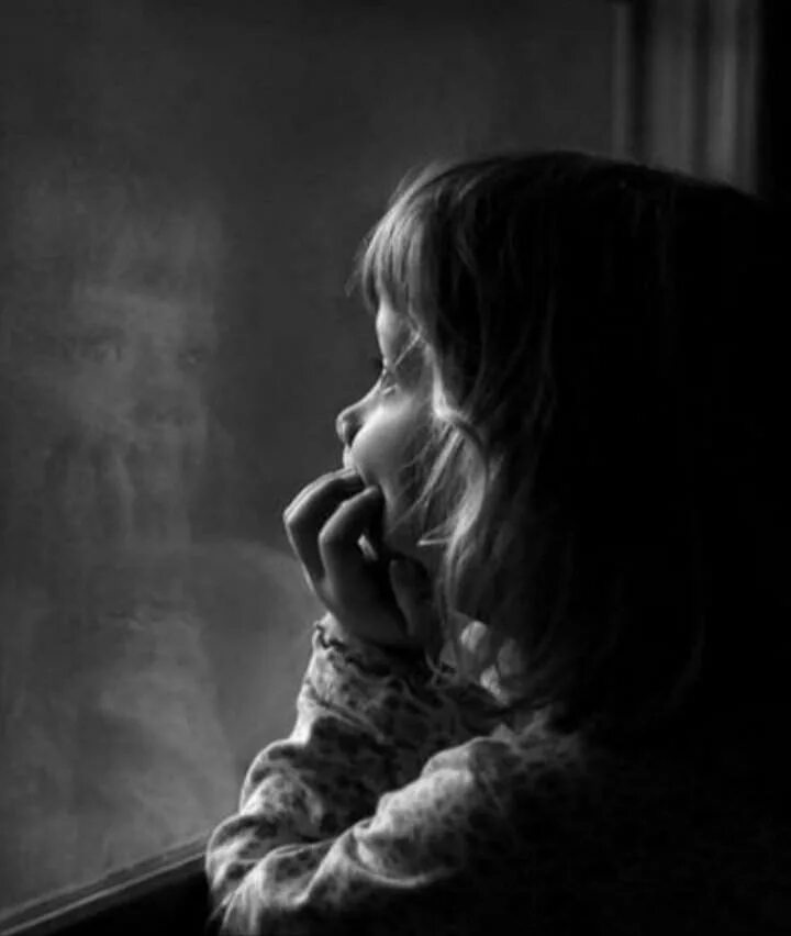 девочка ждет маму в садике. дети ждут. ребенок ждет маму. девочка грустит.