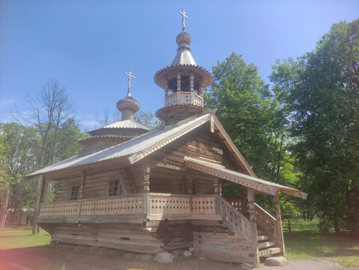 Самая старая деревянная церковь. Варзуга храм успения пресвятой. Музей деревянного зодчества в великом новгороде. Самая старая деревянная церковь. Орфинский деревянное зодчество карелии.