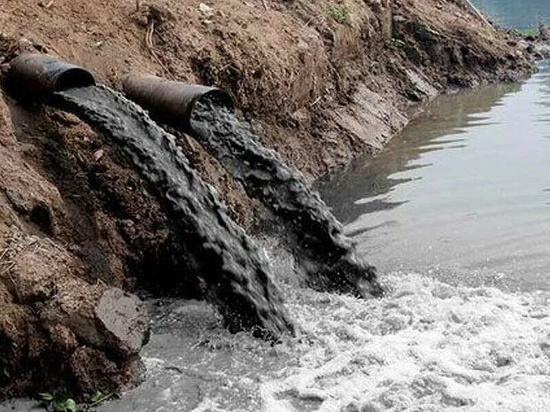 Заводы загрязняют воду. Неочищенные сточные воды. Загрязнение воды. Промышленные сточные воды. Загрязнение рек.