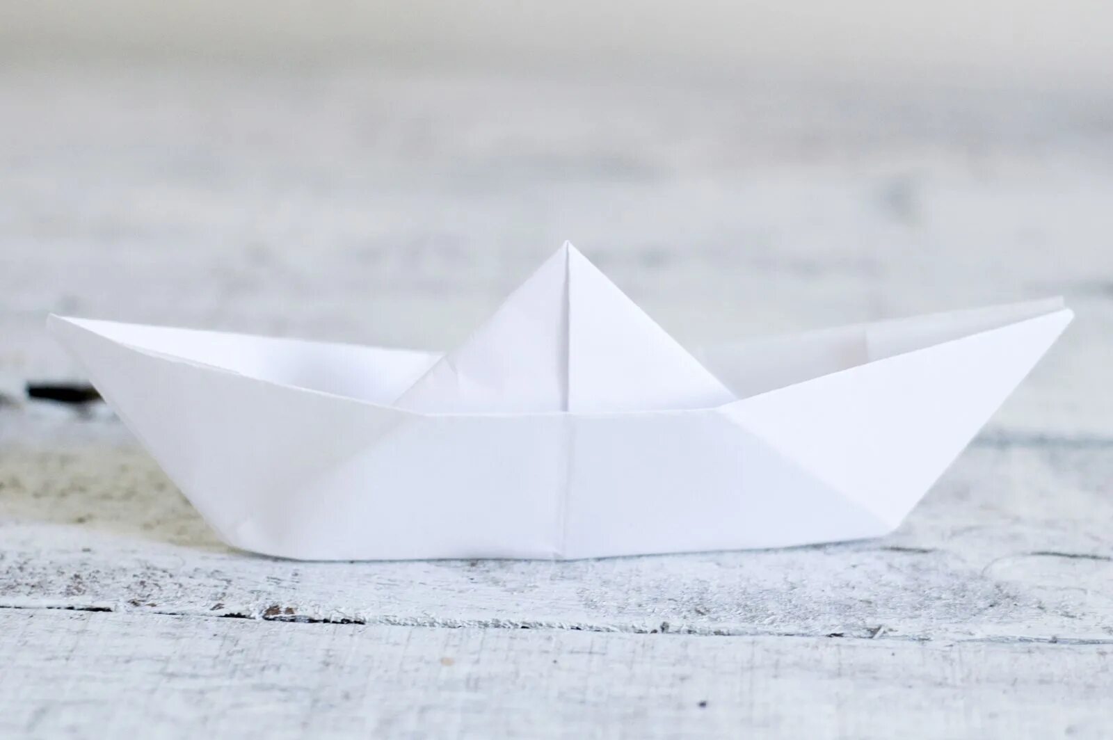 Кораблик из бумаги вода. Бумажный кораблик. Корабль из бумаги. Бумажный корабль. Оригами корабль.