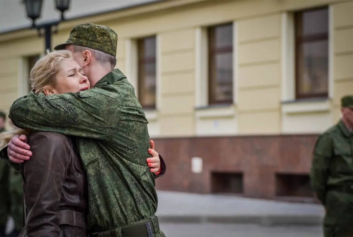 Трогательное прощание. Мать провожает сына в армию. Солдат обнимает. Мама солдата. Провожаем сына в армию.