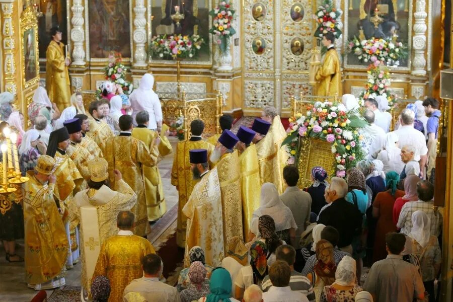 Литургия в день всех святых. Храм всехсвятский на соколе богослужение. праздник всех святых всехсвятский. картинка на престольный праздник день всех святых. рождество со скольки служба всех святых храм.