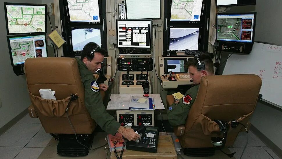 Оператор управления дронами. Mq-9 reaper пульт управления. оператор бпла сша. пульт управления бпла рипер.