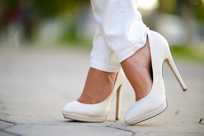 Yarose shulzhenko kabluk. Туфли белые. Красивые белые туфли. Белые туфли на шпильке. Туфли белые.