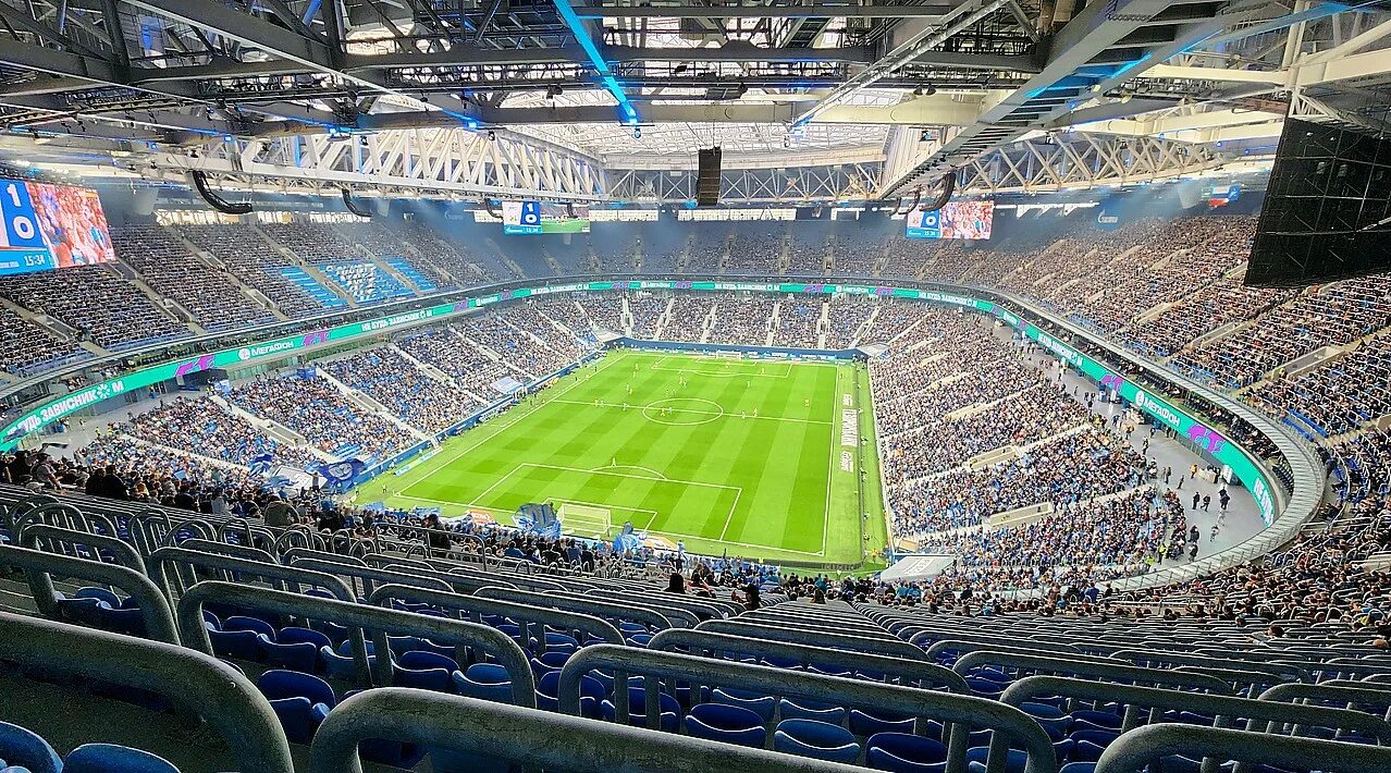 Фан зона зенит арена. Arena трансляция. Arena трансляция. Экран на футбольном стадионе. Фанзона на зенит арене.