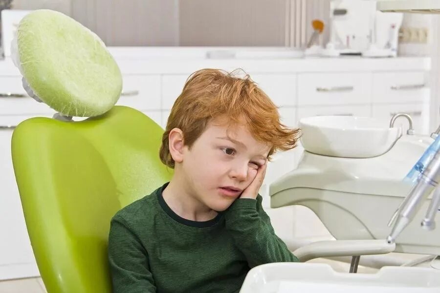 У мальчика 9 лет болит. Мальчик с больными зубами. У мальчика болит зуб.
