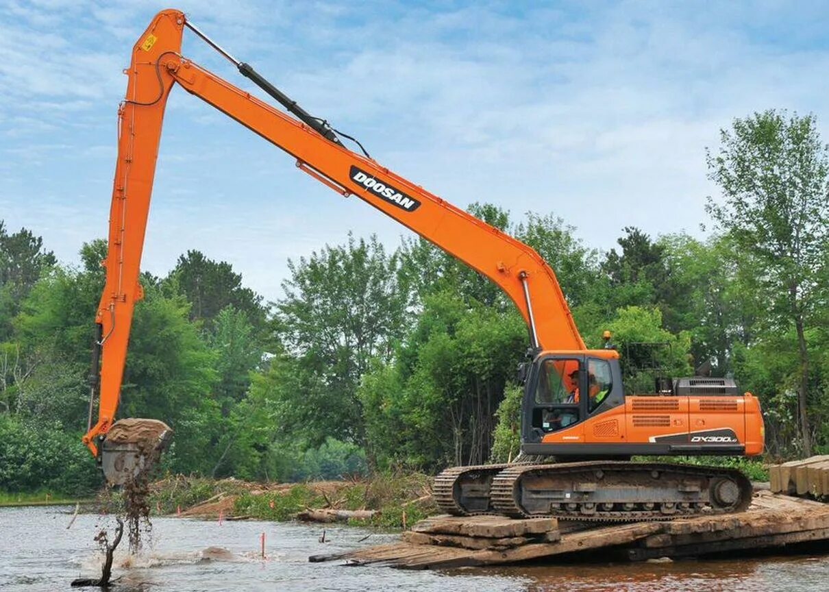 Doosan 225 экскаватор с удлиненной стрелой. Длинная стрела Doosan 300dx. Doosan 300 экскаватор. Гусеничный экскаватор Hitachi 300 длиннорукий Doosan.