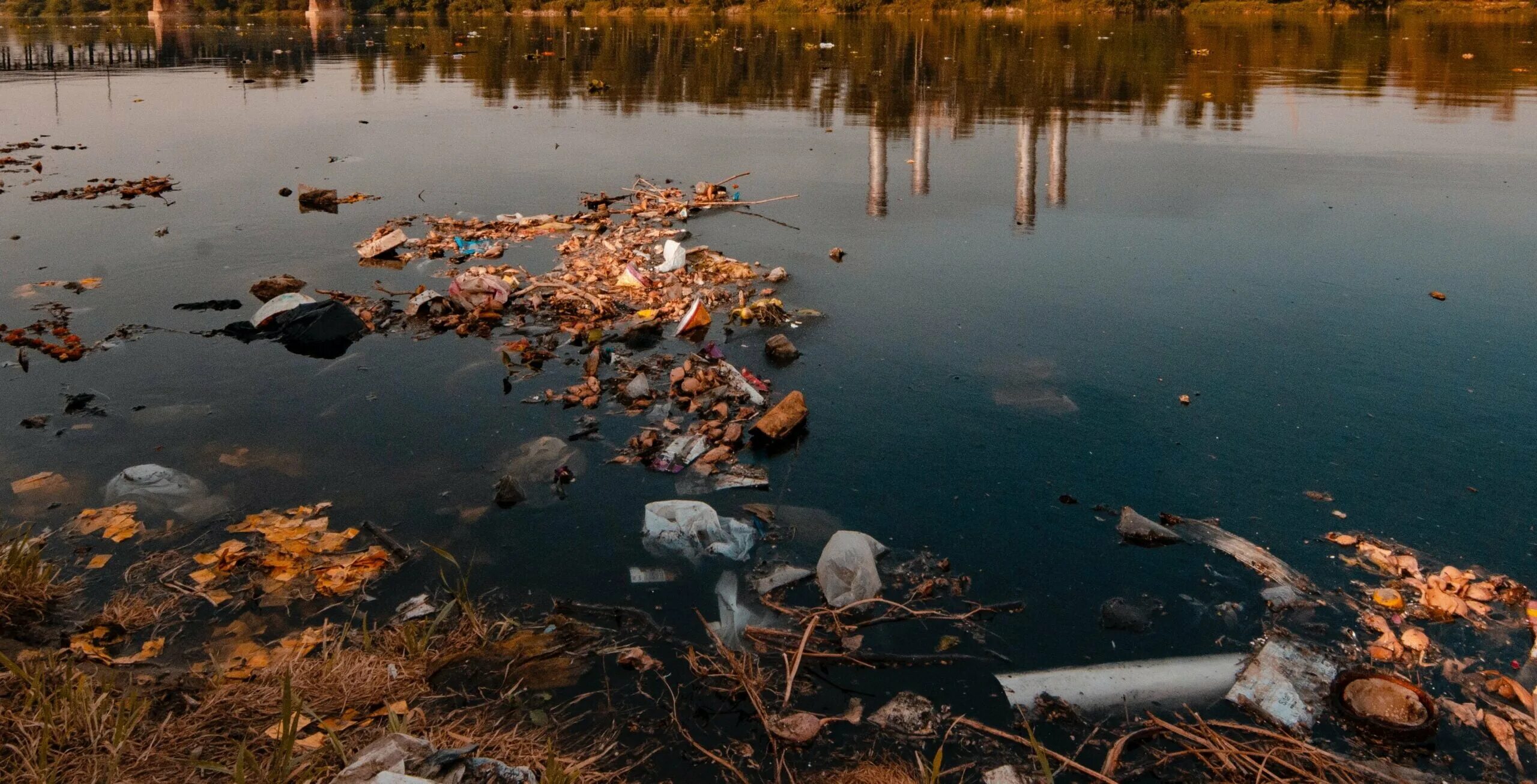 Вод грязные 50. Грязная вода. Грязный водоем. Аба река загрязнения. Загрязненная вода в Молдове.