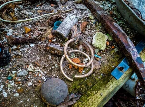 Клады в заброшенных домах. Заброшенный сарай внутри. Страшные находки в заброшенных домах. Ужасные находки в заброшенных домах. Интересные находки в заброшенных домах.