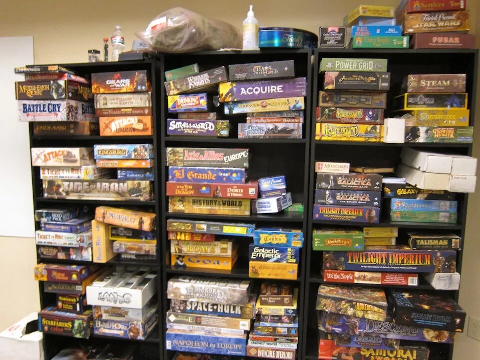 коллекционер настольных игр. коллекция настолок на стеллаже. коллекция настолок. коллекционер настольных игр. коллекция настольных игр.