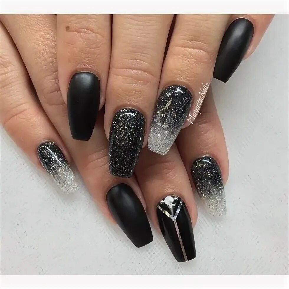 Маникюр дизайн черный с серебром Pin by Amy Mattingly on Beauty Black nails with glitter, Silver nail designs, Si