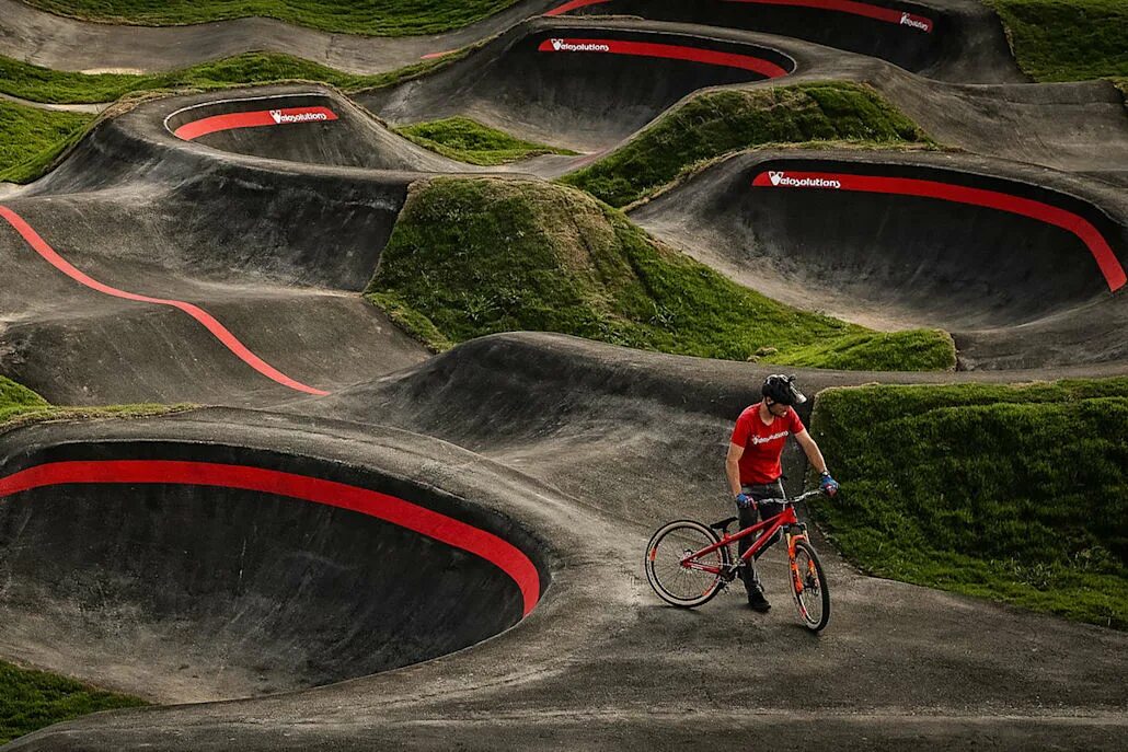 Памп трек для велосипеда. Памп трек. Red bull Pump track. Бмх памп трек. Велопарк.