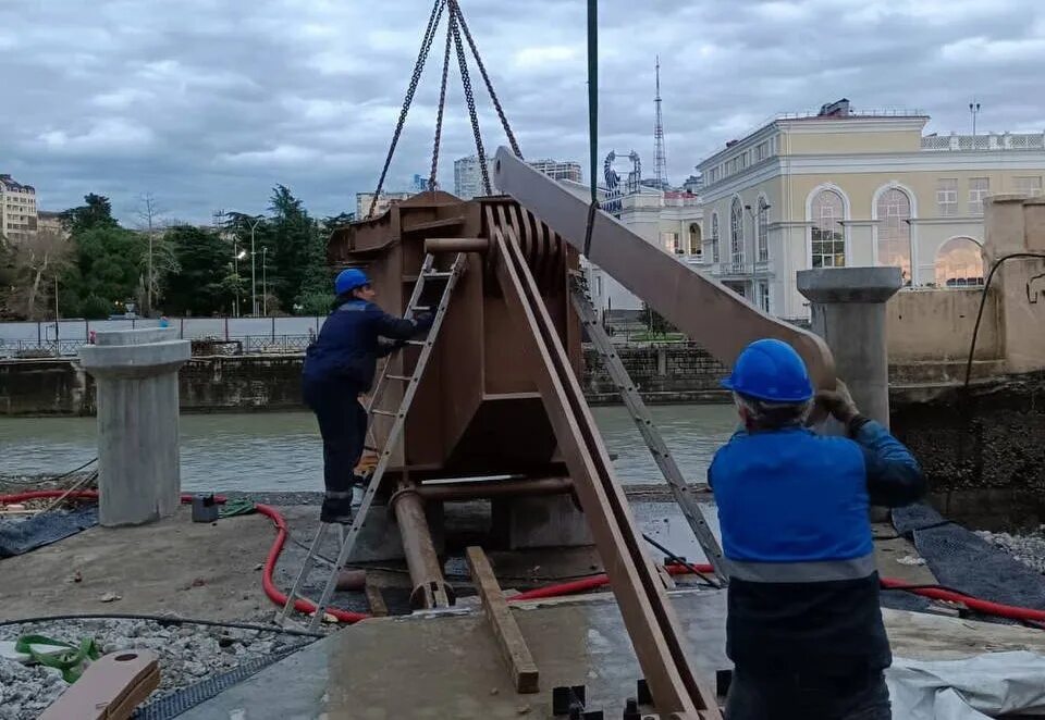 5 декабря рабочий. Ривьерский мост Сочи. Ривьерский мост Сочи новый. Строительство моста. Мост Волшебный лист Сочи.