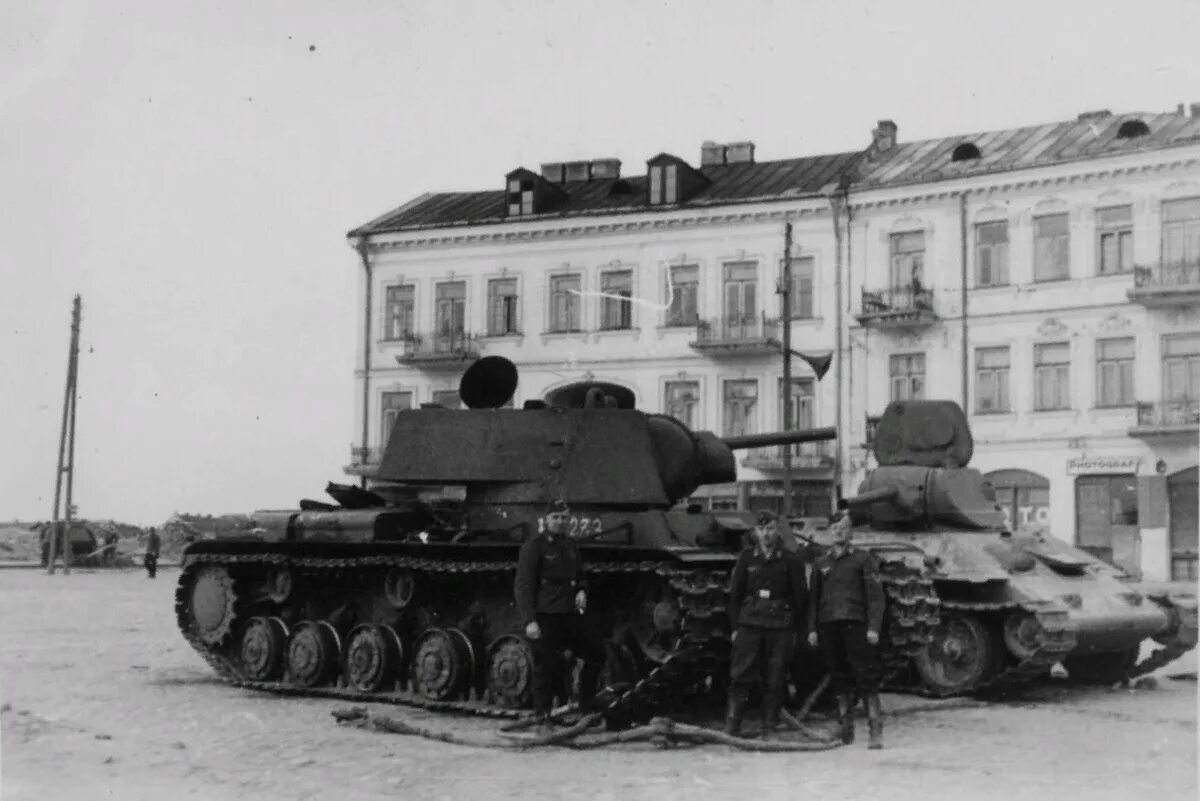 Какие танки были в начале войны. Т-34 И кв-1. Кв-1 ф-32 Белосток. Кв-1 1 танковая дивизия 1941 год. Танк кв1 и т34 в 1941 году на фронте.