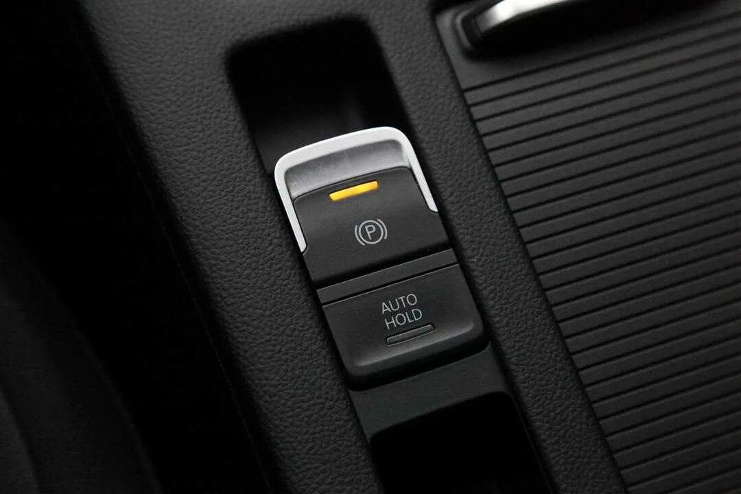 Кнопка auto hold что это. Кнопка автохолд тигуан. кнопка стояночного тормоза skoda kodiaq.