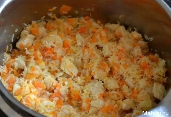 Вкусный рис с морковью и луком. Плов с курицей морковью и луком. Морковку и лук на плов. Плов с морковкой и курицей. Рис с морковкой и луком в мультиварке.
