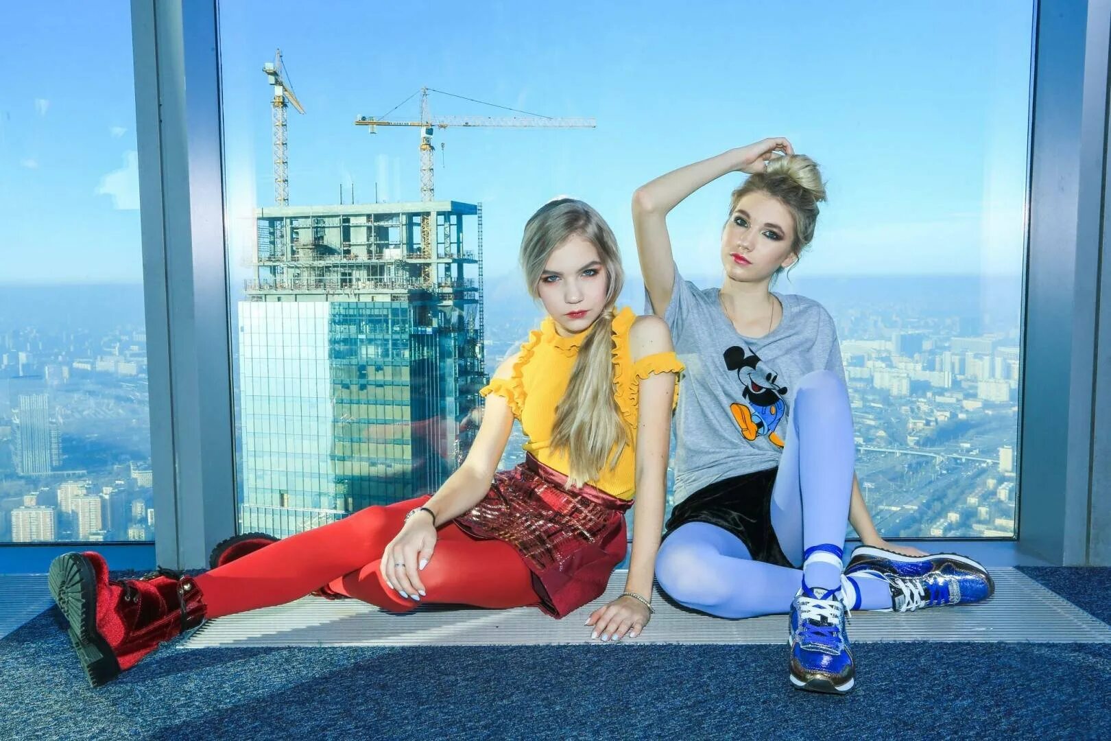 Софа тнт. Саша и софа купер. саша айс и софа. софья купер и саша айс. софа купер и саша айс сёстры.
