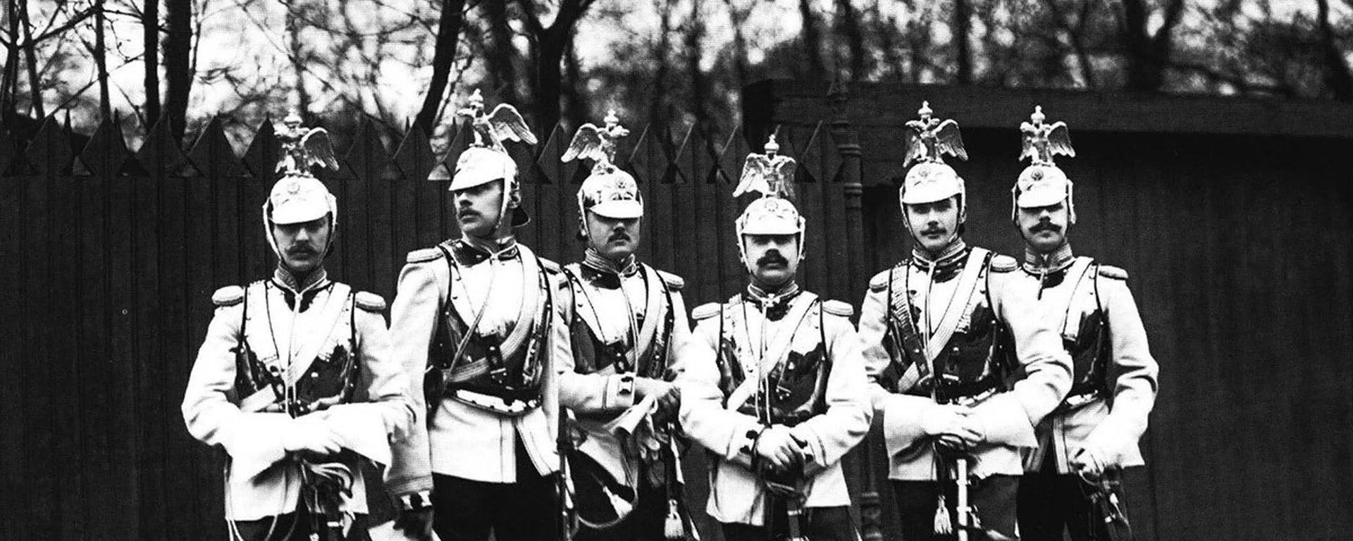 Кавалергард звенигород. Скоропадский кавалергард. кавалергард 1917. кавалергарды фото. в мундире кавалергардиста.