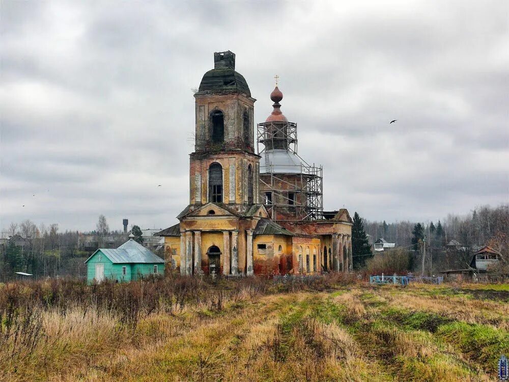 Храм в Хвалово Ленинградская область. Горка Хваловская Церковь Троицы Живоначальной. Троицкая Церковь Хвалово. Деревня Хвалово Троицкая Церковь.