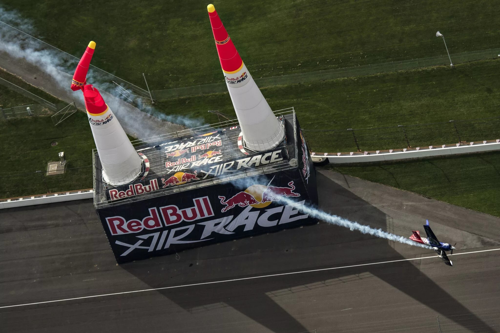 Red bull air. Red bull air race. трюковой самолет ред булл. red bull air race девушки. гонки на спортивных самолетах.