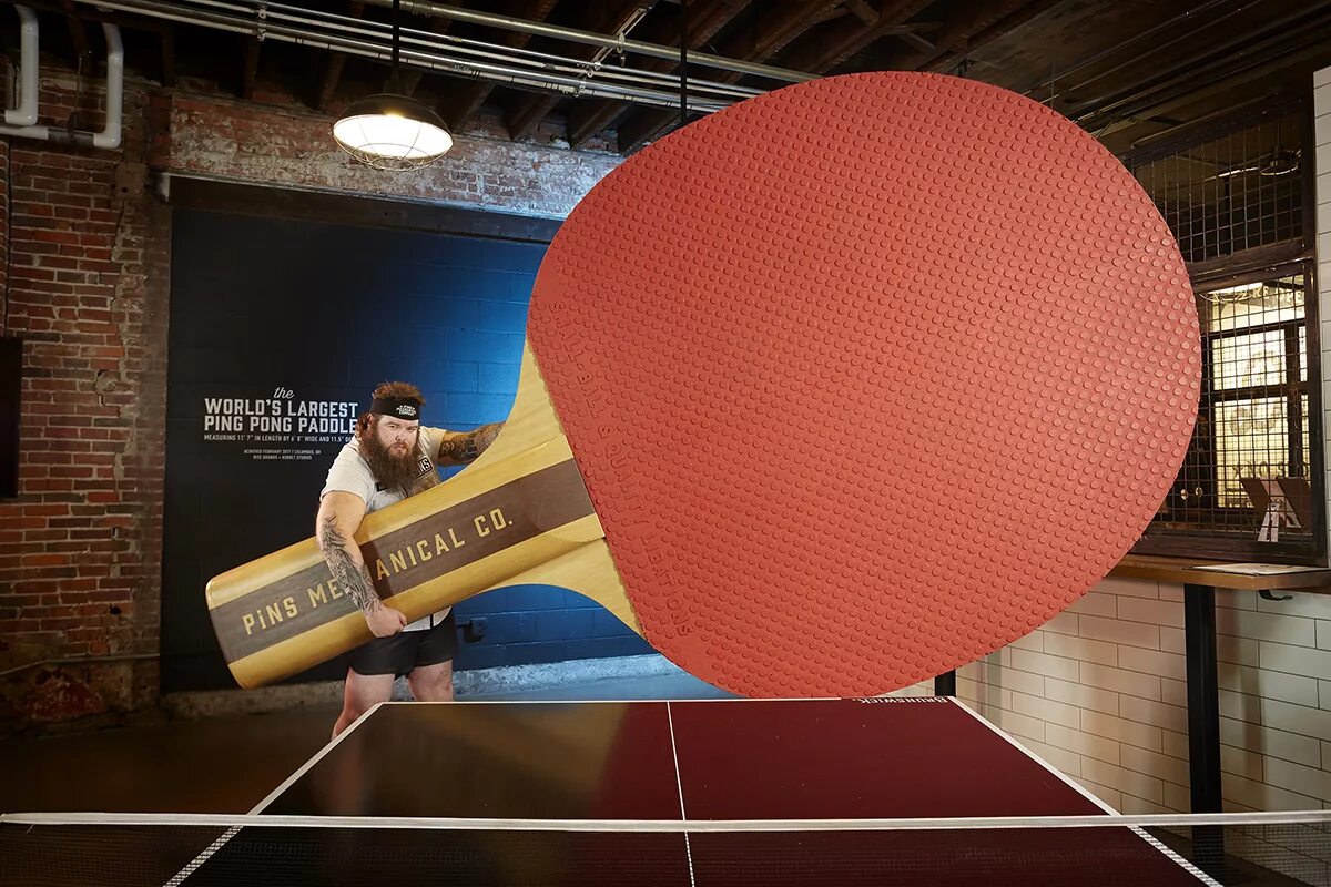 Огромный пинг. Самая большая ракетка. Огромная ракетка для настольного тенниса. Мировые рекорды Гиннесса. Самая большая ракетка для пинг понга.