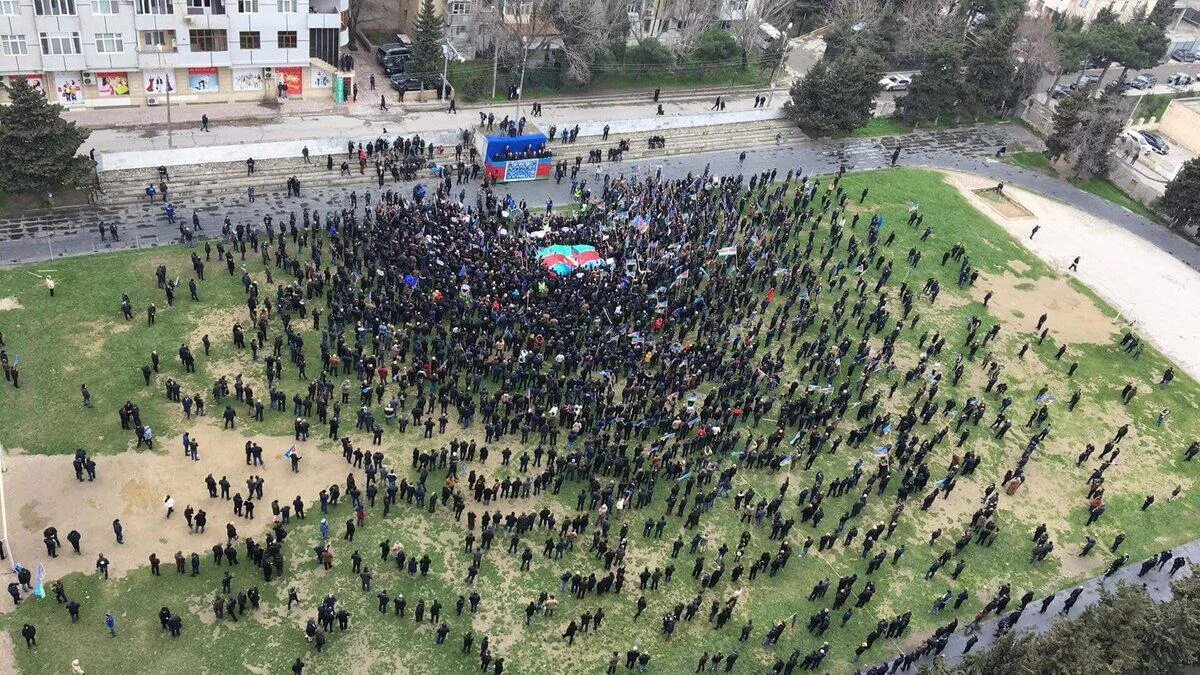 Полторы тысячи человек. 1000 Человек в одном месте. Полторы тысячи человек на фото. Полторы тысячи человек как это выглядит.