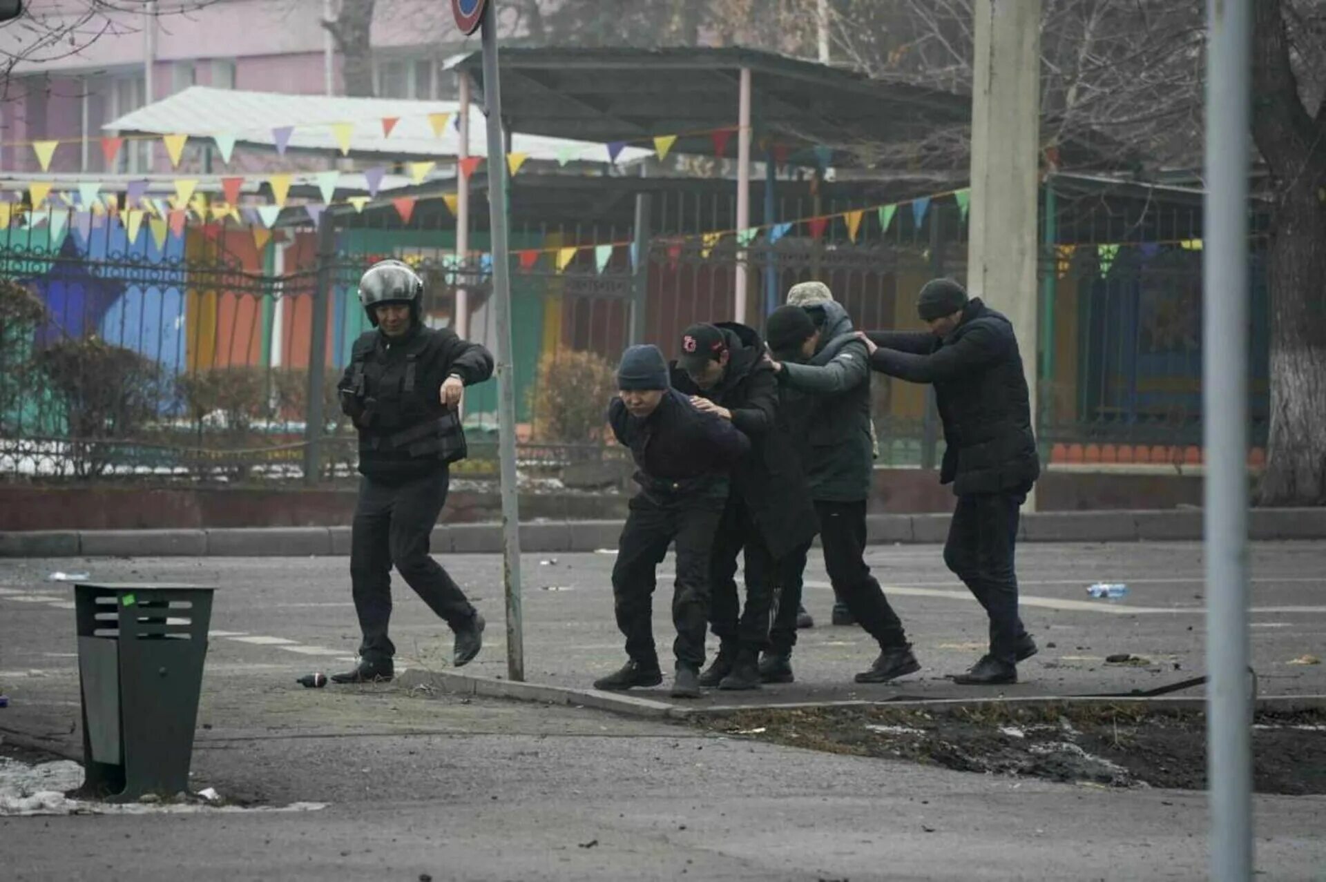 Беспорядки в Казахстане полиция 2022. Протесты в Казахстане 2022. Алматы январь 2022.