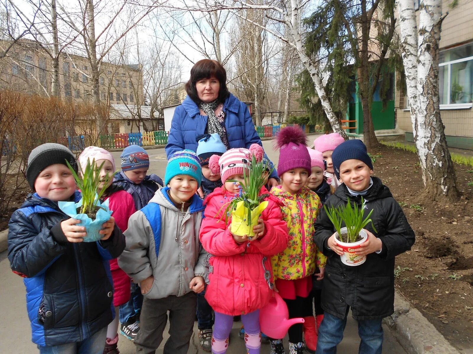 Акция первоцветы в детском саду. Дети с первоцветами в ДОУ. Первоцветы акция в ДОУ. День первоцветов в детском саду.