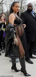 Rihanna shfaq barkun e një shtatzënë.