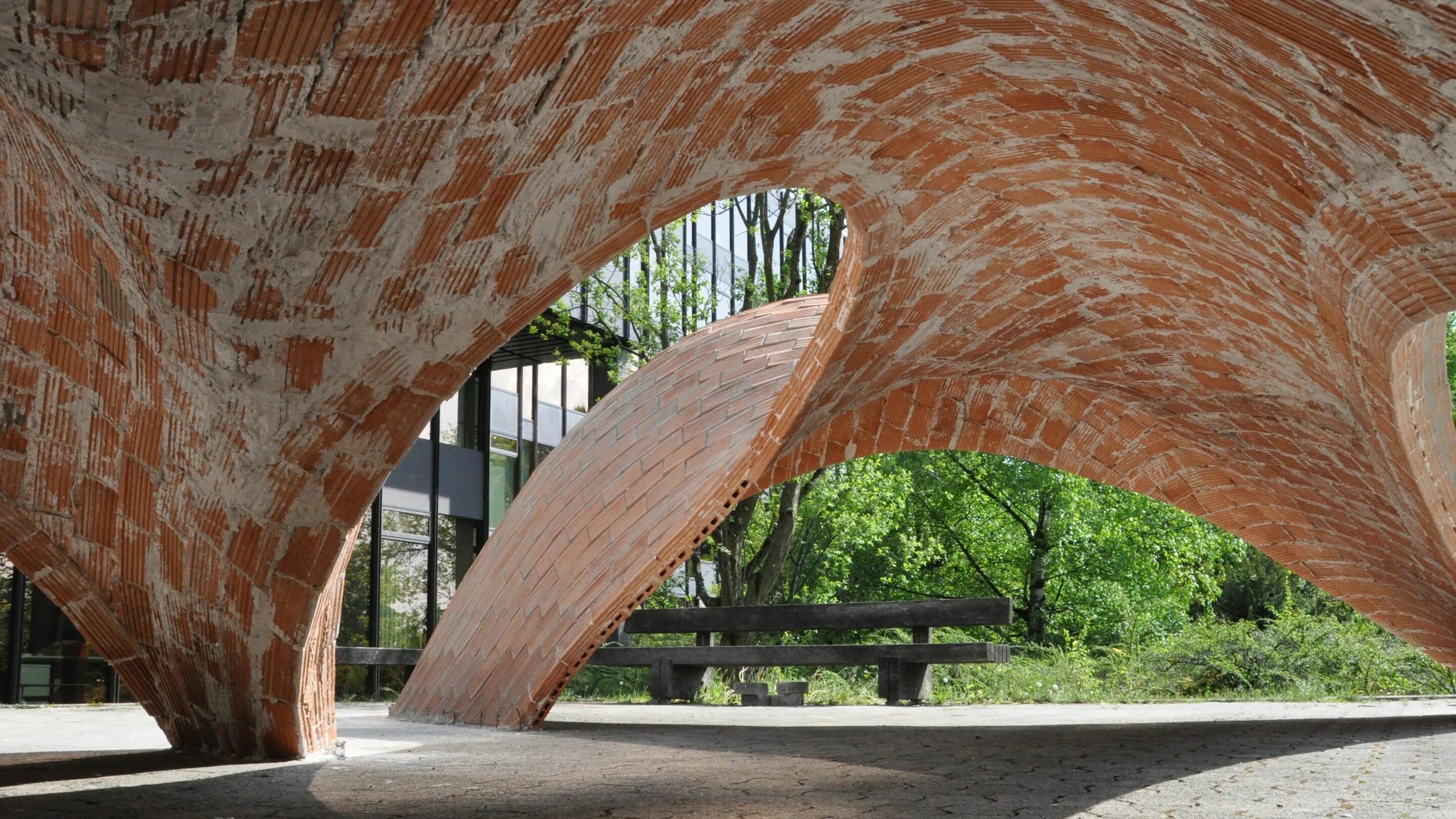 Гауди кирпичные колонны. Сводчатые перекрытия из бетона. Gaudi арка. Арки в современной архитектуре. Погода свод