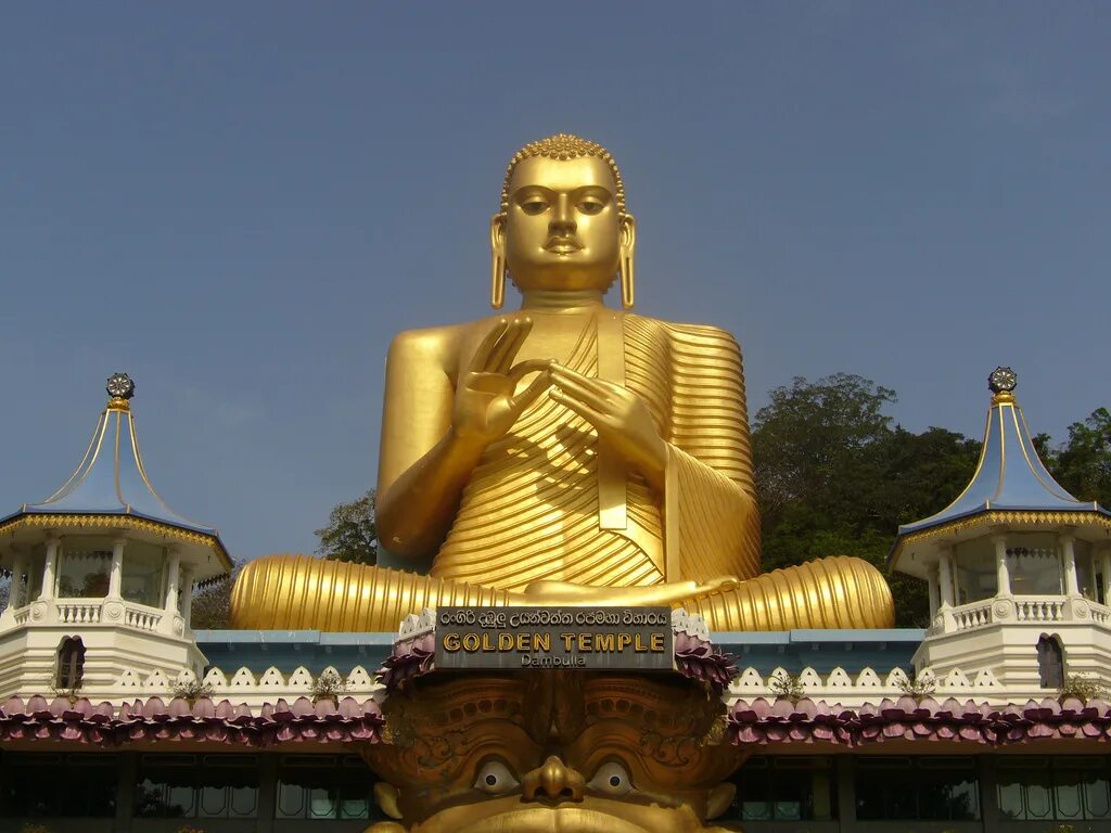 Духовные места. Будда Шакьямуни храм Махабодхи. Будда Шакьямуни статуя в Индии. Золотой Будда Шри Ланка. Будда Шакьямуни Шри Ланка.