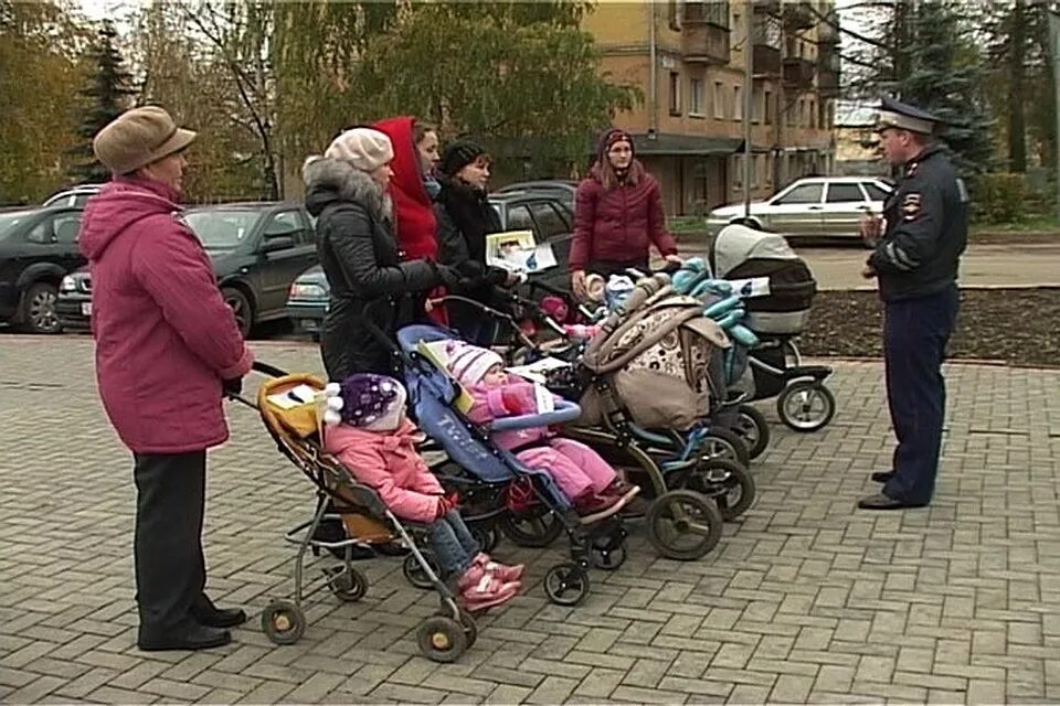 Мама с коляской. Мамочки с колясками. Мамы с колясками на прогулке. Фотосессия с коляской. Дети колясками видео