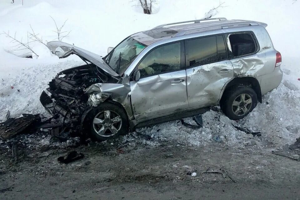 Крузер дтп. Разбитый 200 land cruiser зимой. ленд крузер 200 разбили зима. тойота ленд крузер 200 в кювете. дтп toyota land cruiser 200 зимой.