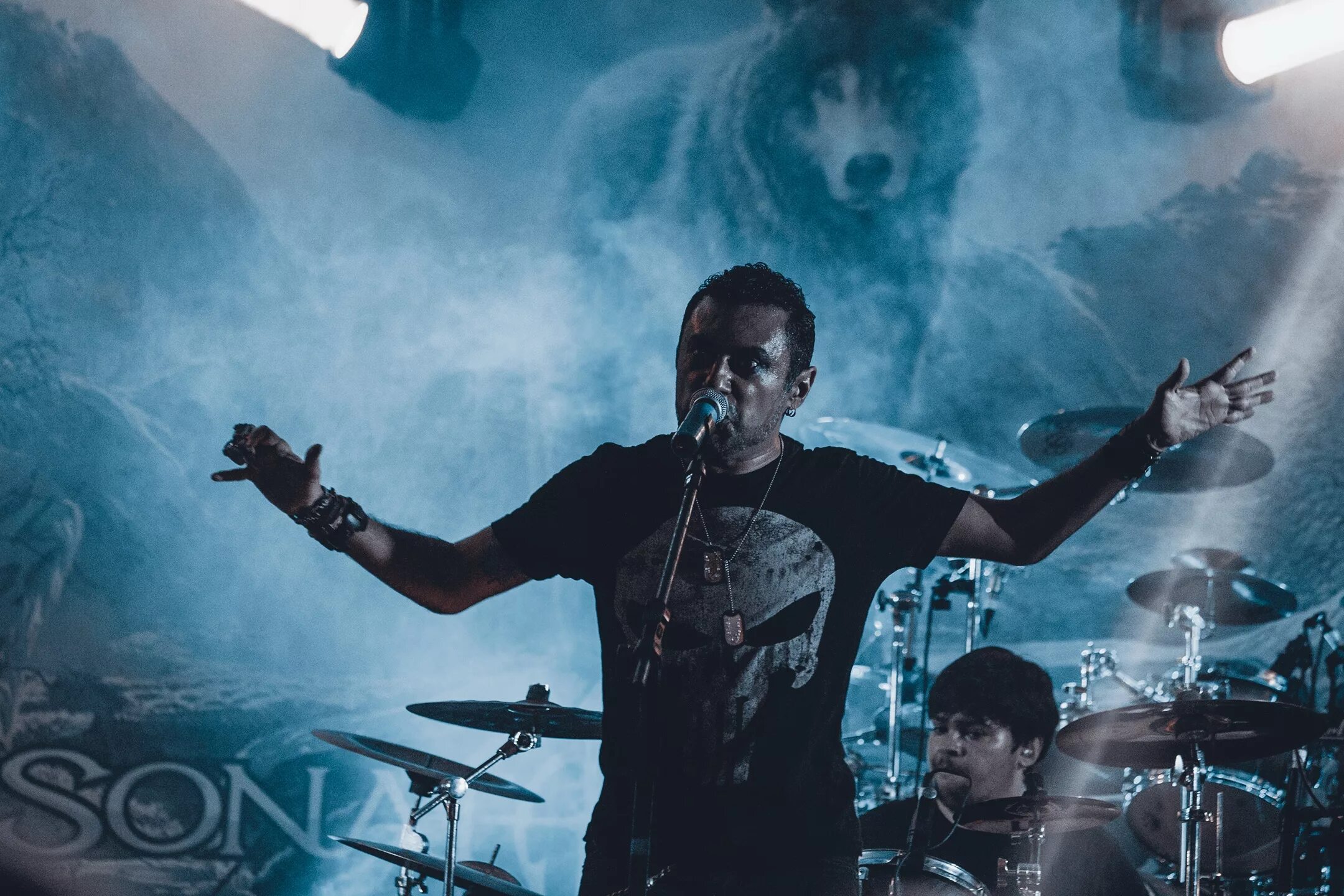 Метал концерт. Рок музыканты на сцене. Металл рок. Rock in rio 2011 проход участников. Рок картинки.