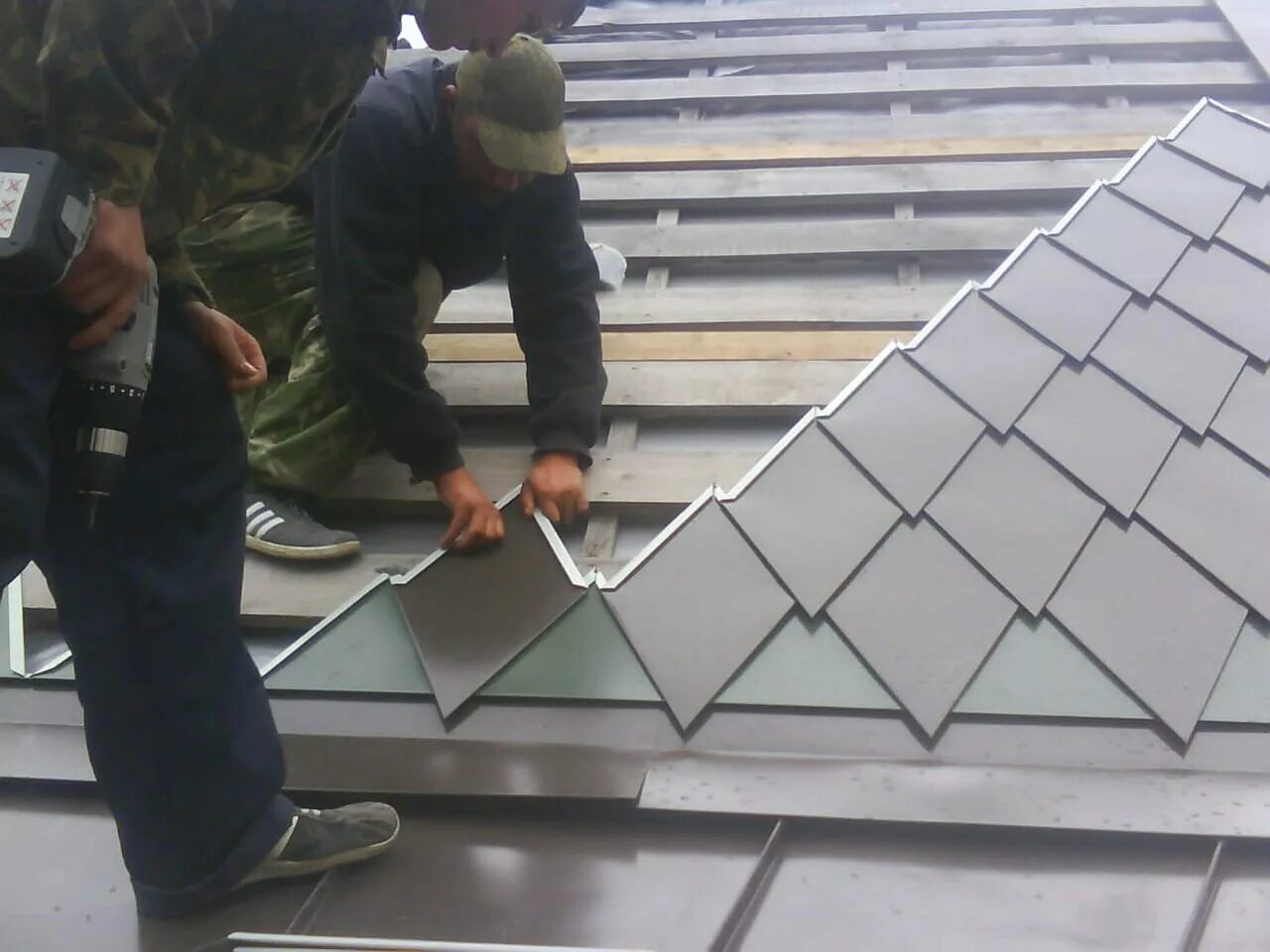 парапет 400 мм. самозащелкивающаяся фальцевая кровля. фальцевая кровля самозащелкивающаяся опорная планка. фальцевая кровля оцинкованная сталь. металлическая фальцевая кровля.