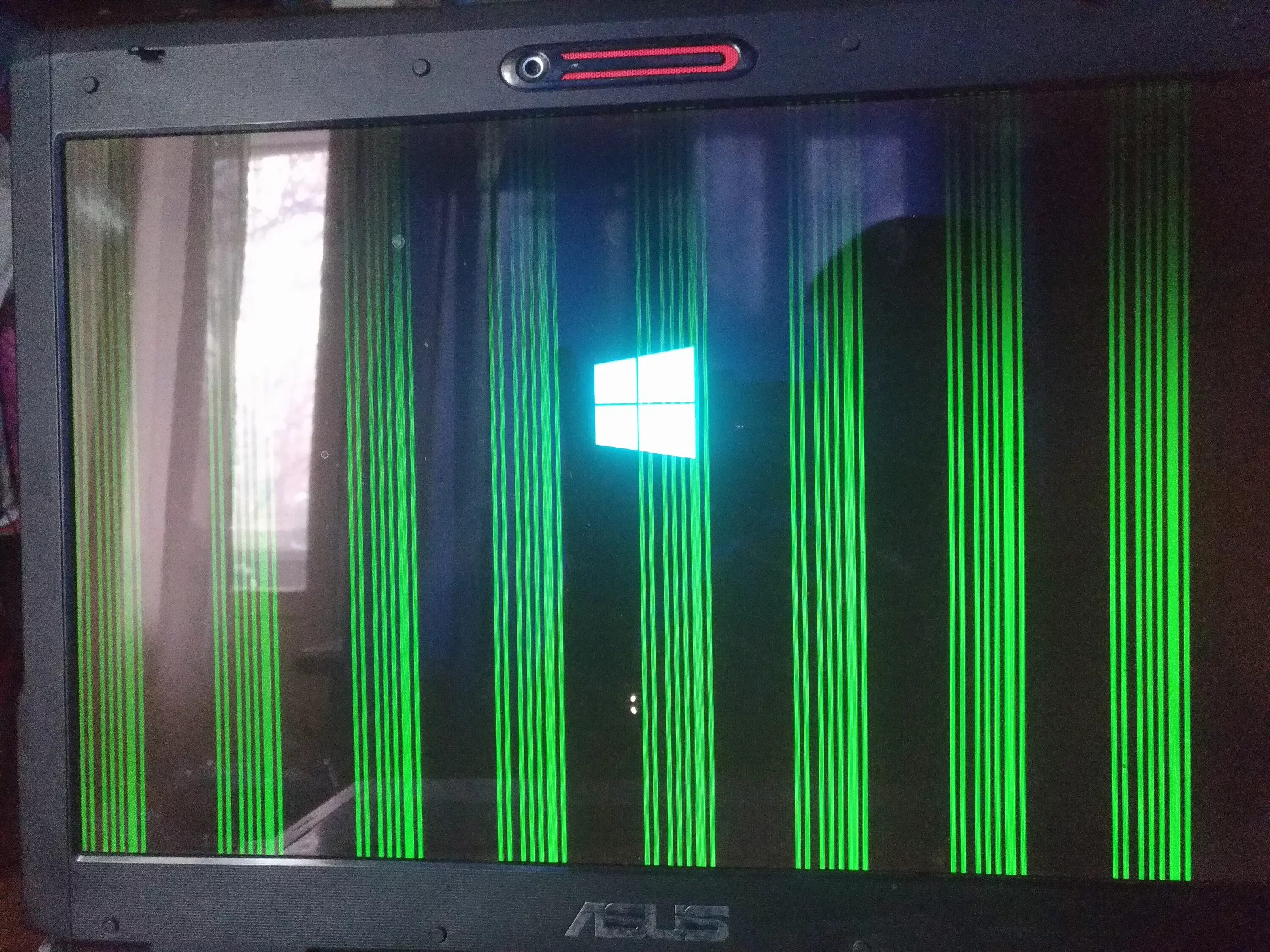Зеленые полосы на телевизоре. Вертикальные полосы 32lm340t. Полосы на мониторе. Вертикальная полоска на мониторе. Вертикальные полосы на экране монитора.