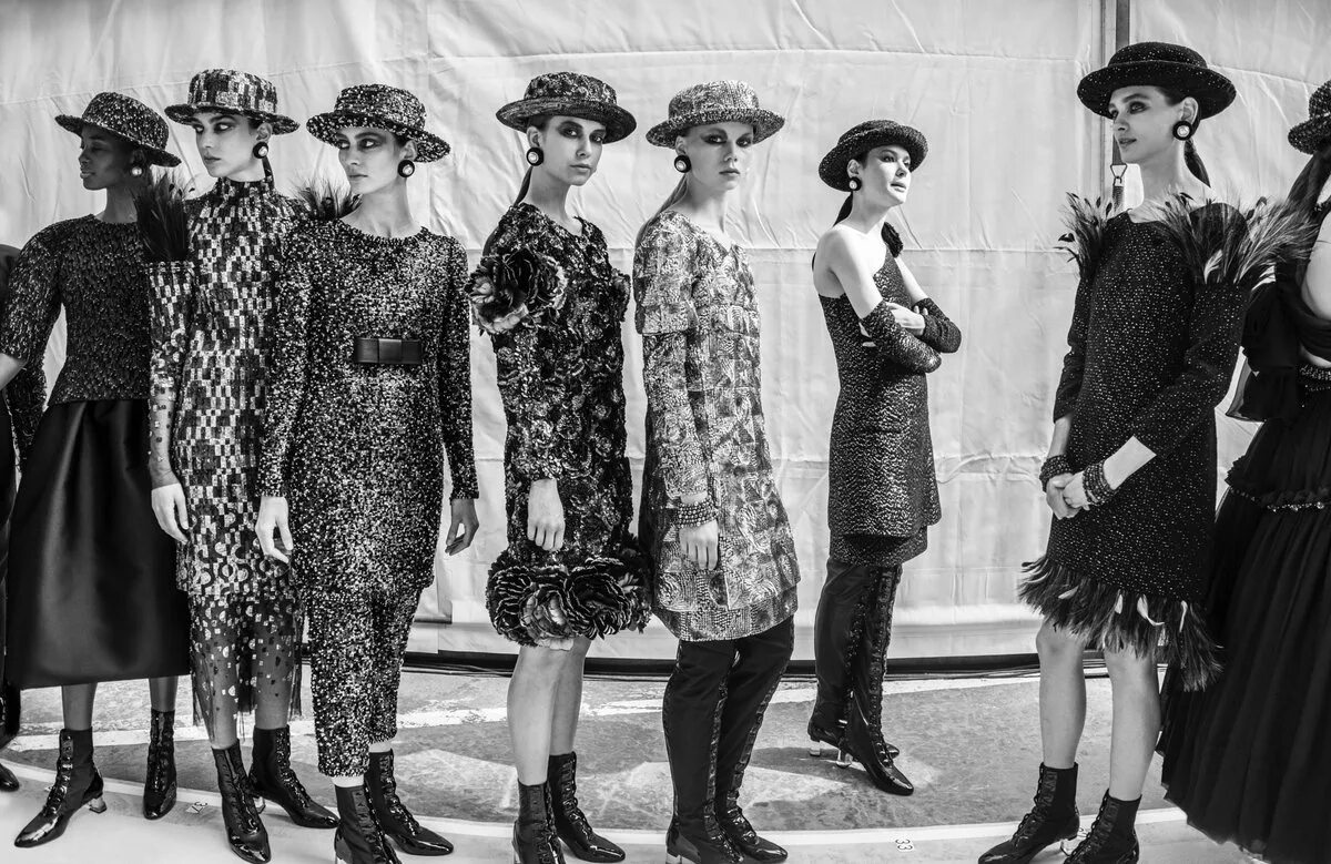 Женщинам с самого первого. Coco Chanel 1971. Эстетика моды Коко Шанель. Шляпы Коко Шанель 1910. Франция мода Коко Шанель.