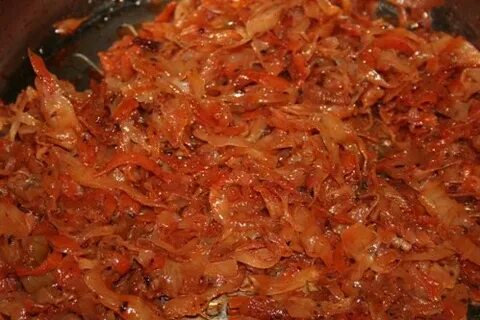 Капуста тушеная в кастрюле с морковью