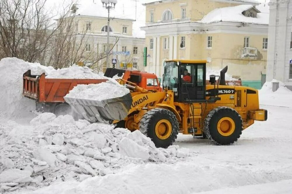 Очистка снега техникой. Снегоуборочная техника. Снегоуборочные машины для города. Техника для уборки снега. Уборка снега.